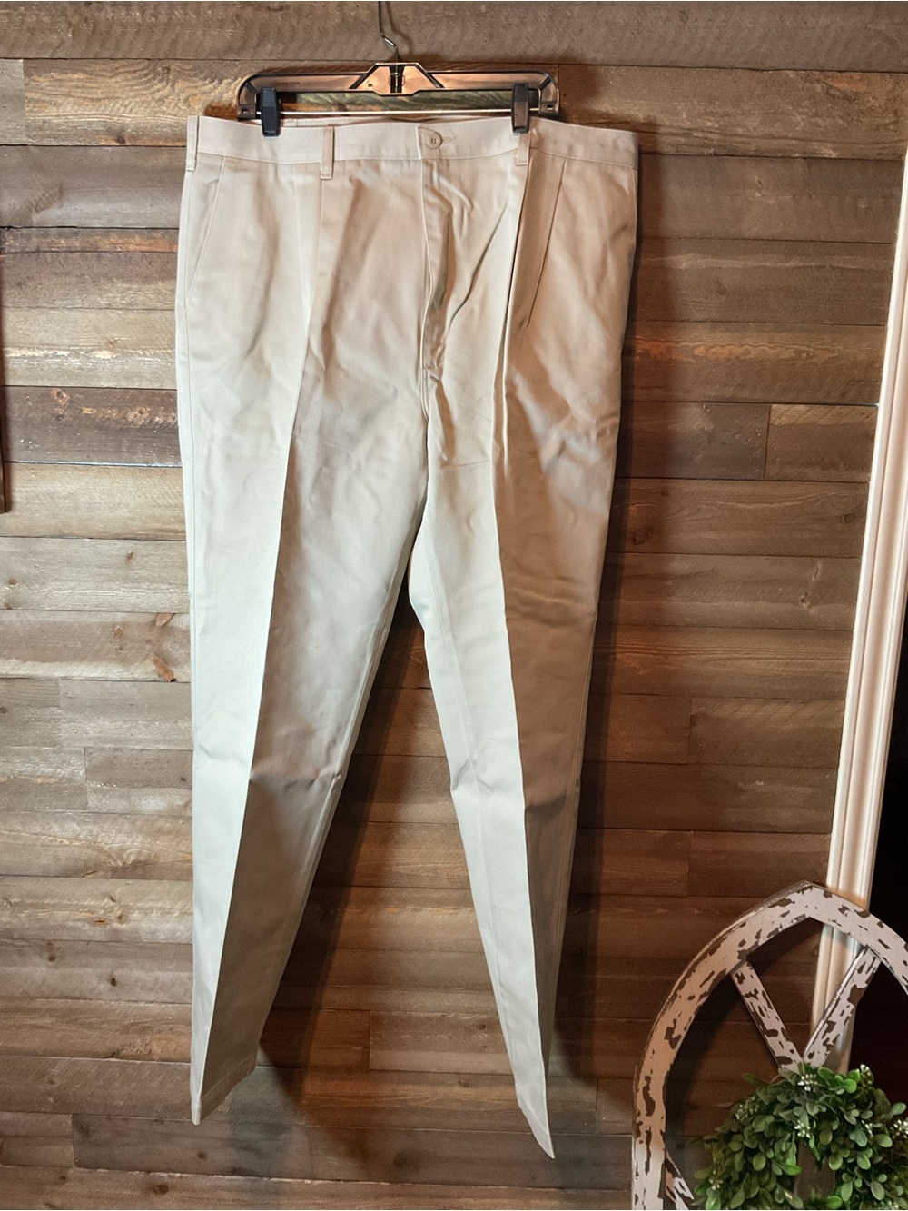 Men’s Wrangler Riata Pleated Front Khaki Pants STYLE 95KH Size 40x32